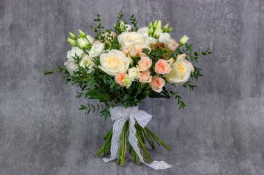 Parlak çiçeklerin taze kompozisyonu Çiçekçi dekoratif arka planının yakın plan çalışması