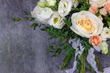 Parlak çiçeklerin taze kompozisyonu Çiçekçi dekoratif arka planının yakın plan çalışması