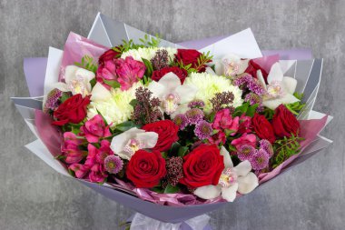 Parlak çiçeklerin taze kompozisyonu Çiçekçi dekoratif arka planının yakın plan çalışması