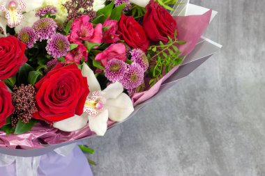 Parlak çiçeklerin taze kompozisyonu Çiçekçi dekoratif arka planının yakın plan çalışması