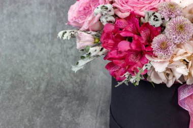 Parlak çiçeklerin taze kompozisyonu Çiçekçi dekoratif arka planının yakın plan çalışması