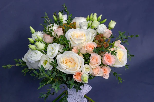 Composição fresca de flores brilhantes close-up trabalho de fundo decorativo florista — Fotografia de Stock