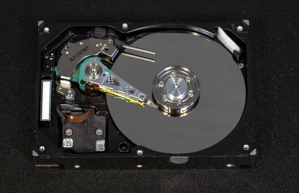 Desmonte um disco rígido de um computador, um disco rígido com um efeito de espelho um disco rígido de um computador, um disco rígido com um efeito de espelho Parte de um computador, HDD de close-up — Fotografia de Stock