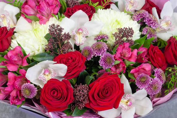 Frische Komposition von hellen Blumen Nahaufnahme Arbeit der Florist dekorativen Hintergrund — Stockfoto