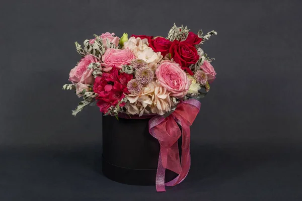 Composição fresca de flores brilhantes close-up trabalho de fundo decorativo florista — Fotografia de Stock