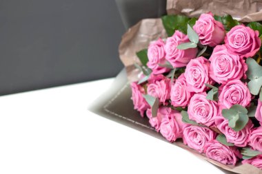 Beyaz arkaplanda pembe gül buketi resmi