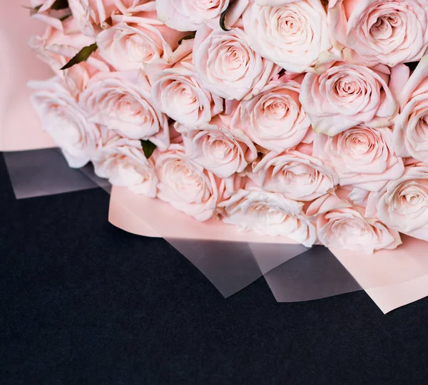 Зображення Букета Рожевих Троянд Сірому Фоні — стокове фото