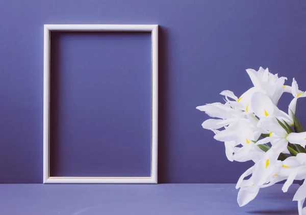 Gri Arkaplanda Beyaz Çiçekler Fotoğraf Çerçevesi Kopyalama Alanı Stok Resim