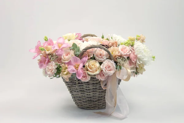 Beyaz Arkaplanda Hasır Bir Sepetteki Çiçeklerin Kompozisyonu - Stok İmaj