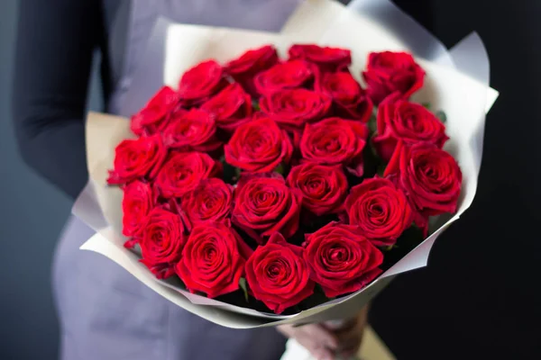Bouquet Rosas Vermelhas Nas Mãos Uma Menina Fotos De Bancos De Imagens