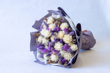 Beyaz arka planda bir buket kurutulmuş mısır gevreği lavantası.