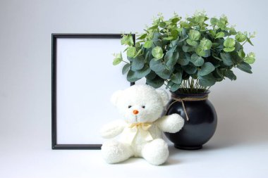 resim çerçevesi ve yumuşak oyuncak beyaz arkaplanda kopyalama alanı ile