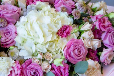 Çiçekçi dekoratif arka planının parlak çiçeklerin yakın plan kompozisyonu