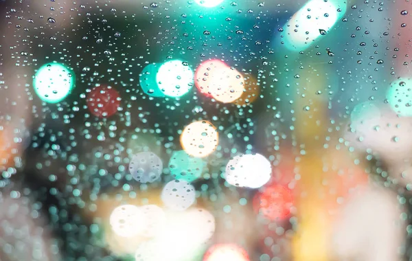 Sfondo sfocato. Le luci notturne della città sfocano. Vista strada attraverso ca — Foto Stock