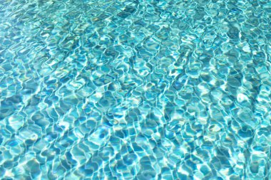 Mavi su yüzeyi dalgalanıyor. Mavi temiz su jakuzide.