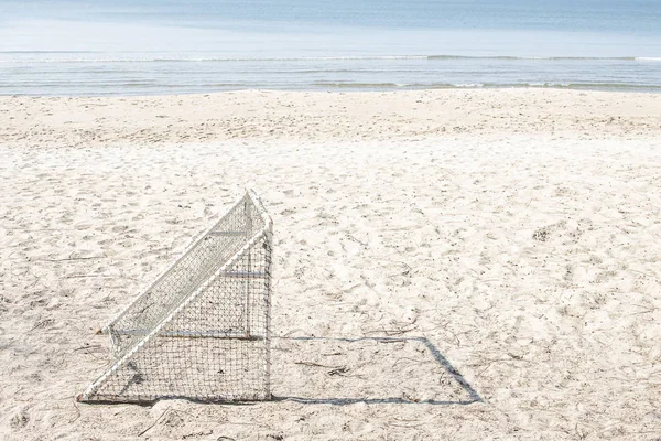 Campo da beach soccer per giocare in riva al mare . — Foto Stock