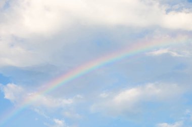 Gökyüzündeki açık gökkuşağı.