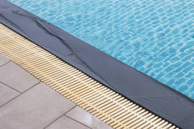 Havuzun kenarı granitten yapılma ve aşırı flo için elek var.