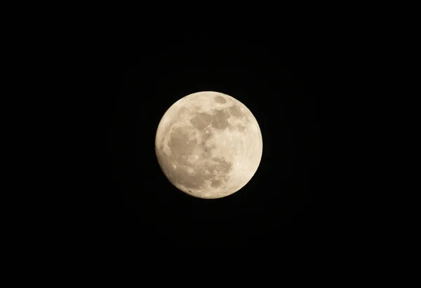 Volle maan aan de donkere hemel. — Stockfoto