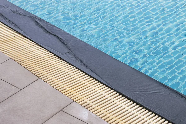 Havuzun kenarı granitten yapılma ve aşırı flo için elek var.