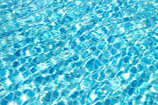 Поверхность воды в бассейне отражается в солнечном свете . — стоковое фото