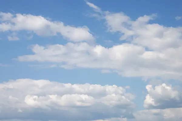 Mooie witte wolken in de lucht. — Stockfoto