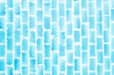 Mavi su yüzeyi dalgalanıyor. Mavi temiz su jakuzide.