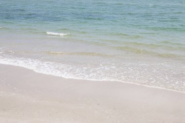 Kumlu sahilde denizin yumuşak dalgası.