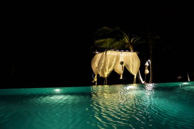 Otel Gece Yüzme Havuzu.