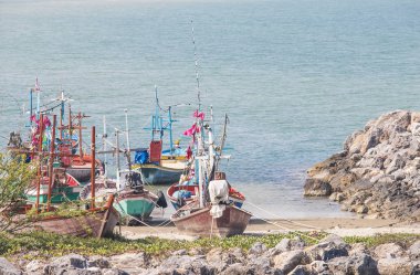 Balıkçı teknesi sahilde park.