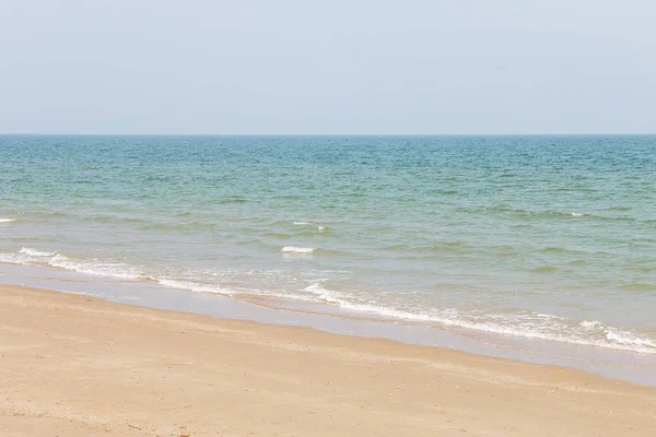 Delikatna fala morza na piaszczystej plaży. — Zdjęcie stockowe