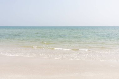 Kumlu sahilde denizin yumuşak dalgası.