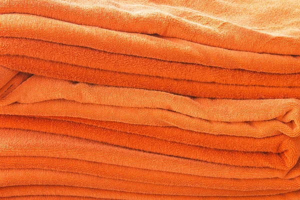 Asciugamani arancioni impilati in hotel — Foto Stock