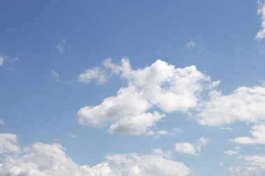 Gökyüzünde güzel beyaz bulutlar.