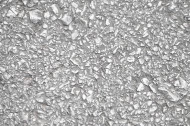 Yol arkaplanı gri taştan yapılmış.