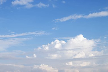 Gökyüzünde güzel beyaz bulutlar