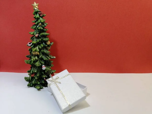 Eleganter Weihnachtsbaum Mit Offener Weißer Geschenkbox Auf Weißer Oberfläche Und — Stockfoto