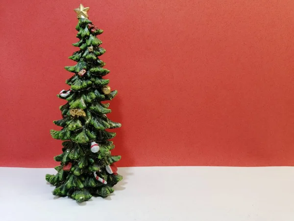 Elegante Hermoso Árbol Navidad Sobre Una Superficie Blanca Fondo Rojo — Foto de Stock