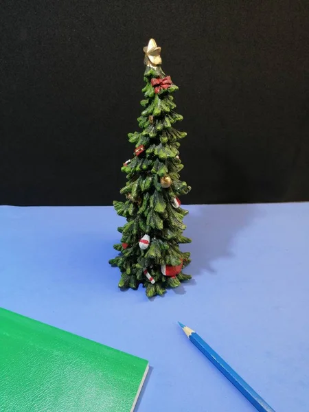 Árbol Navidad Con Cuaderno Preparado Lápiz Para Escribir Deseos Sobre — Foto de Stock