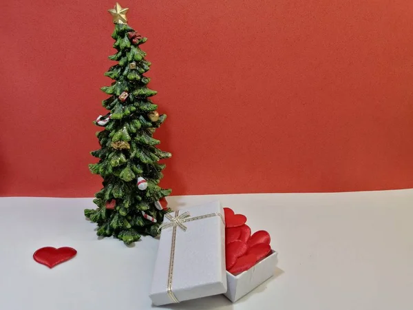 Pequeño Árbol Navidad Con Corazones Rojos Una Caja Regalo Blanca — Foto de Stock