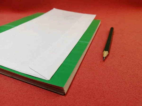 Preparado Novo Envelope Branco Caderno Verde Com Lápis Para Uma — Fotografia de Stock