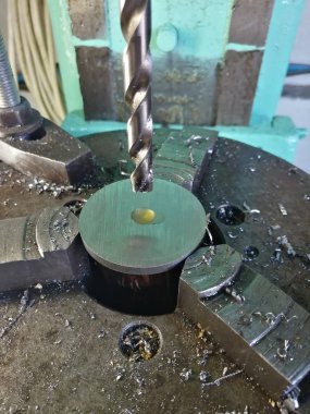 Profesyonel ekipmanlarda delik açmak için sabitlenmiş paslanmaz çelik çamaşır makinesi.