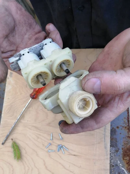 Válvula Solenoide Vieja Para Reparación Una Lavadora Manos Sobre Fondo —  Fotos de Stock