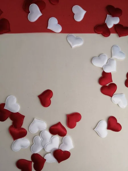 Festlich Schöne Romantische Herzen Auf Rotem Hintergrund Ausgelegt — Stockfoto