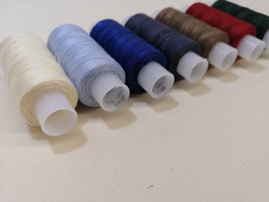 Beyaz arkaplan çekiminde yeni dikiş ipliği makaraları