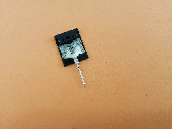Parte Transistor Bipolar Roto Sobre Fondo Naranja —  Fotos de Stock