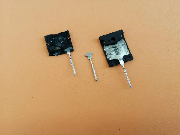 Partes Transistor Bipolar Roto Sobre Fondo Naranja Claro —  Fotos de Stock