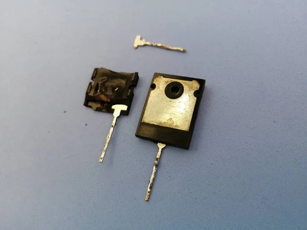 Viejo Transistor Bipolar Roto Dañado Sobre Fondo Azul Claro —  Fotos de Stock