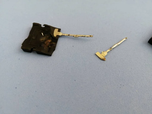 Delen Van Een Beschadigde Gebroken Bipolaire Transistor Een Lichtblauwe Achtergrond — Stockfoto