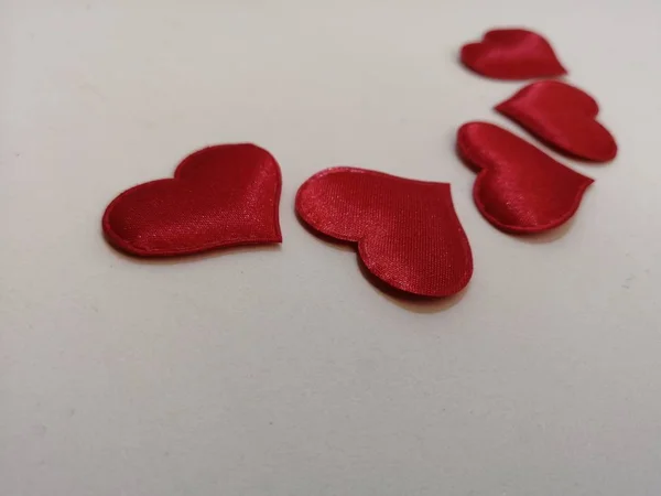 Verliebte Romantische Festliche Rote Herzen Auf Mattem Weißem Hintergrund — Stockfoto